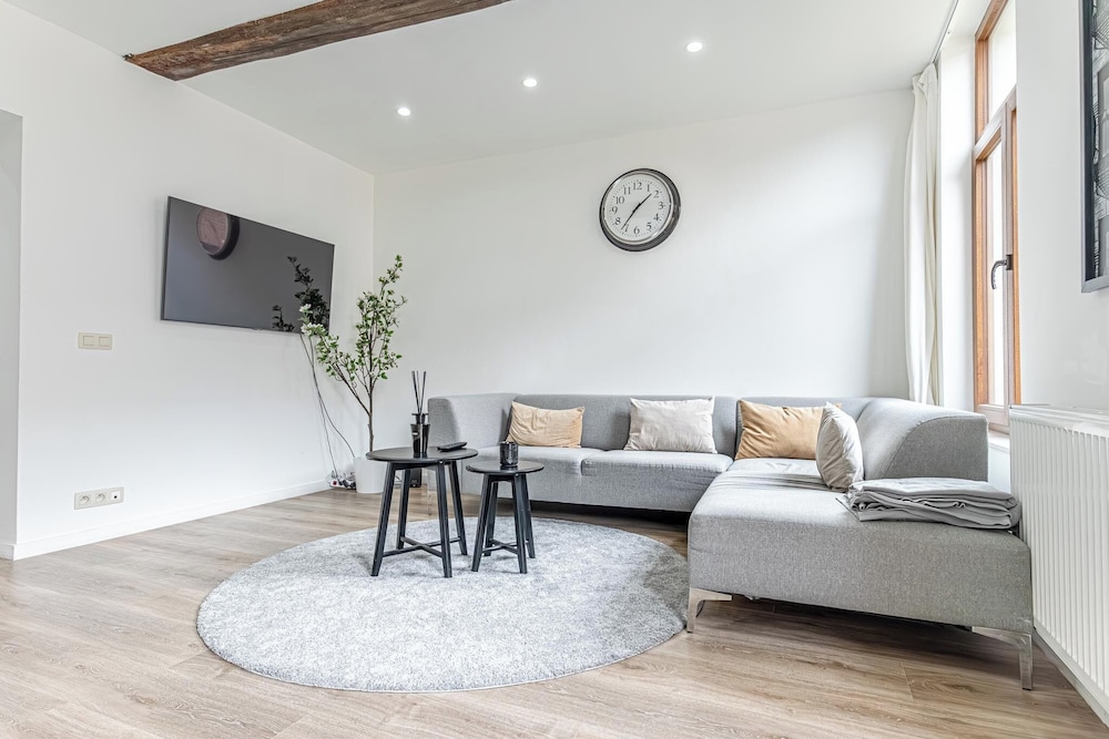 Modern 3BR Apt for 6 with Patio Ghent — photo 7