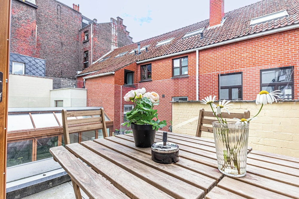 Modern 3BR Apt for 6 with Patio Ghent — photo 4